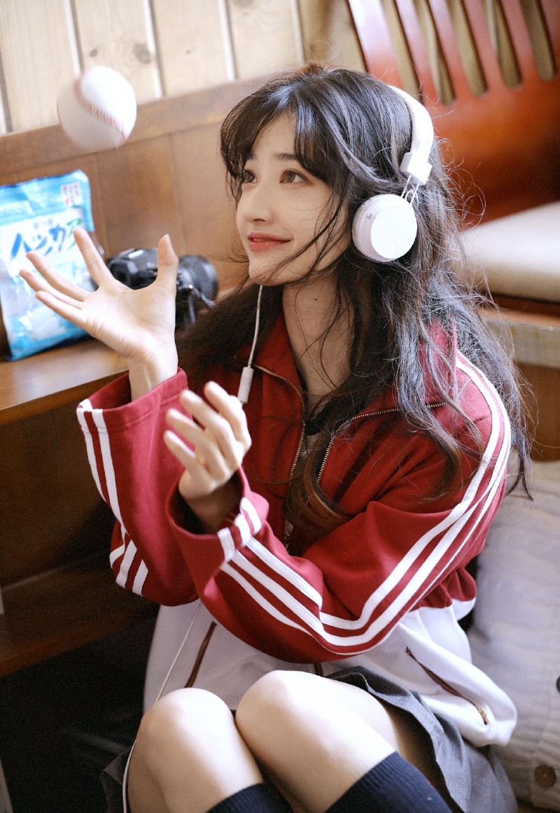 运动服美少女青春活力居家写真  第10张