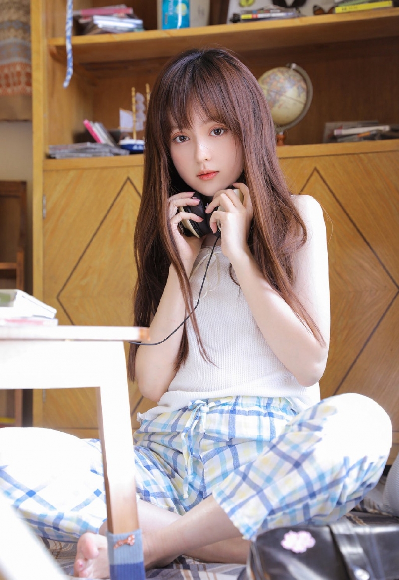 睡衣美女黑长直发清纯动人写真  第1张