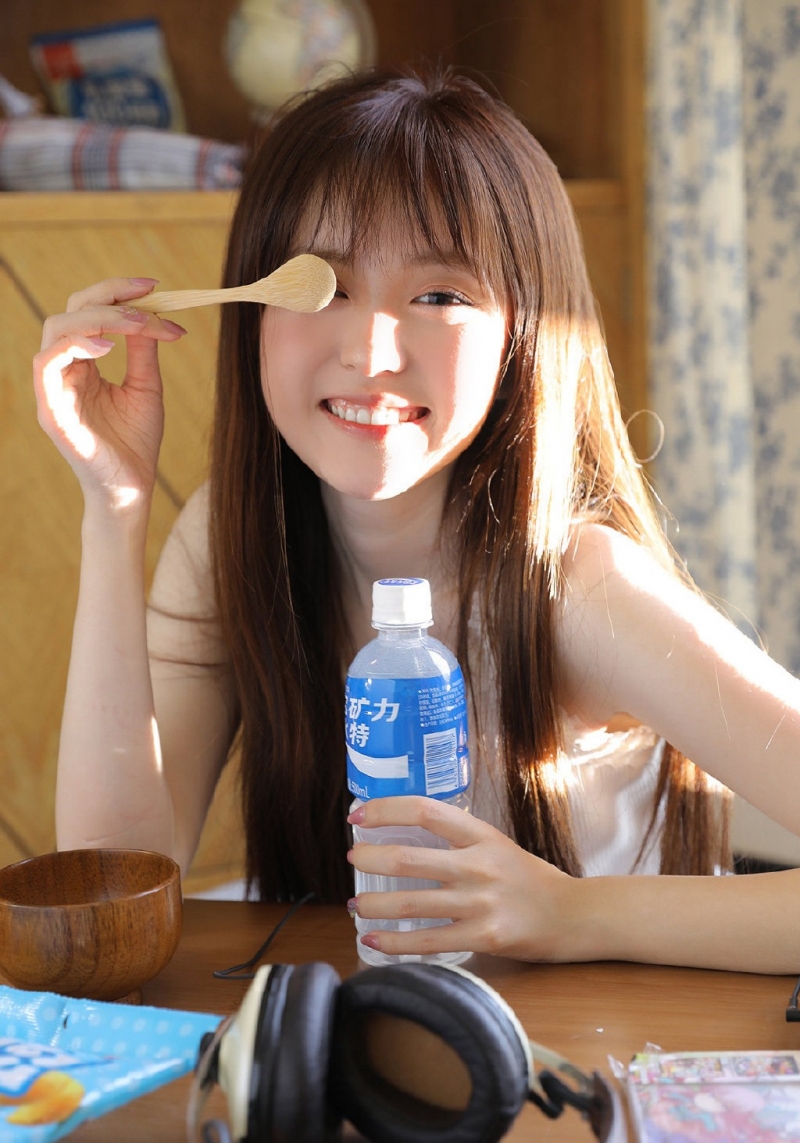 睡衣美女黑长直发清纯动人写真  第4张