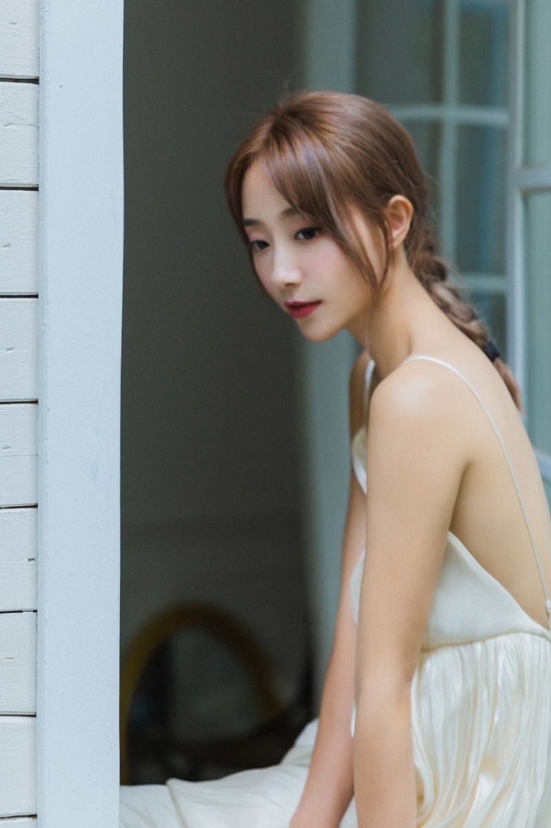 露背吊带白裙美女香肩锁骨写真  第2张
