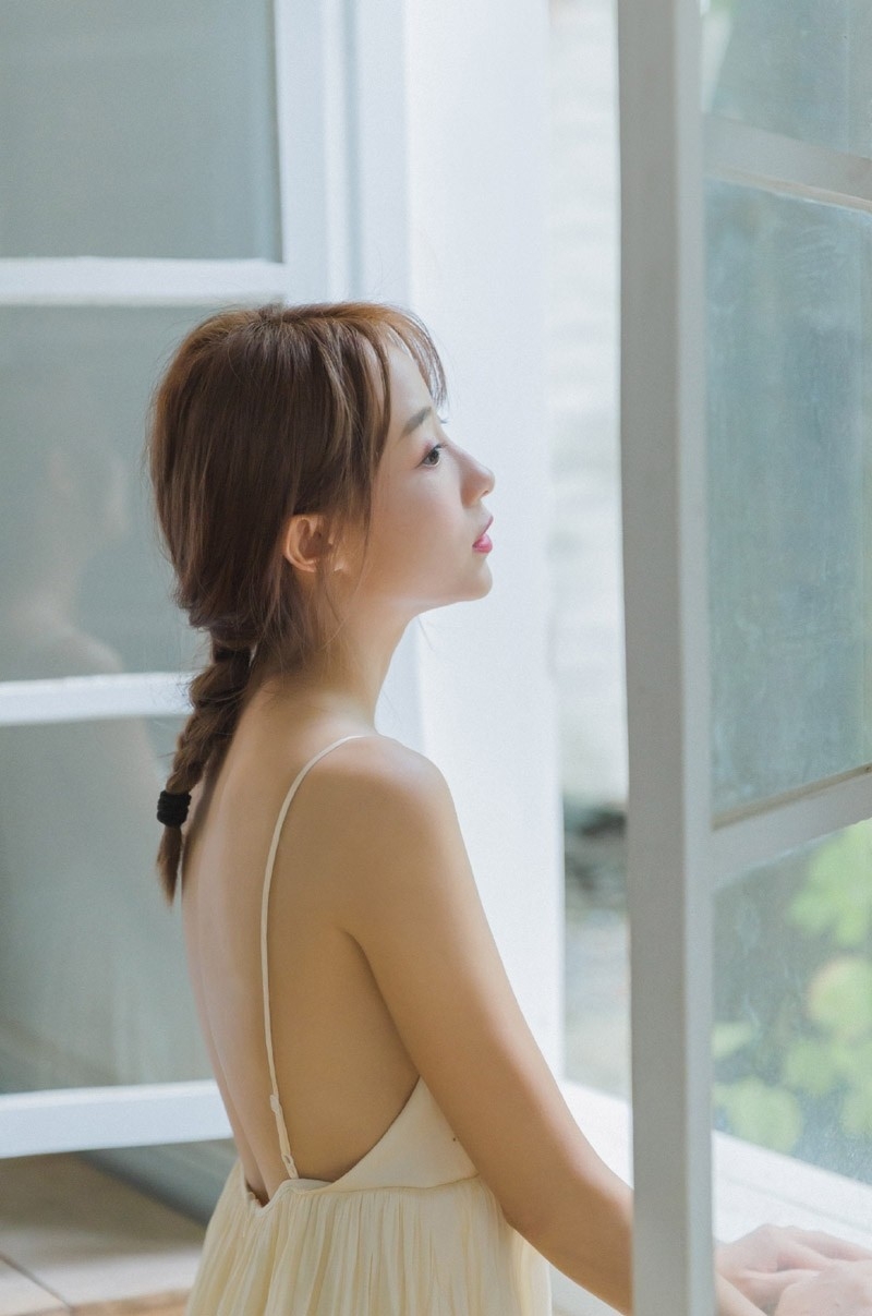 露背吊带白裙美女香肩锁骨写真  第3张