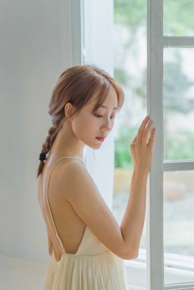 露背吊带白裙美女香肩锁骨写真  第5张