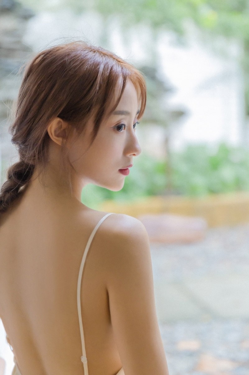 露背吊带白裙美女香肩锁骨写真  第6张