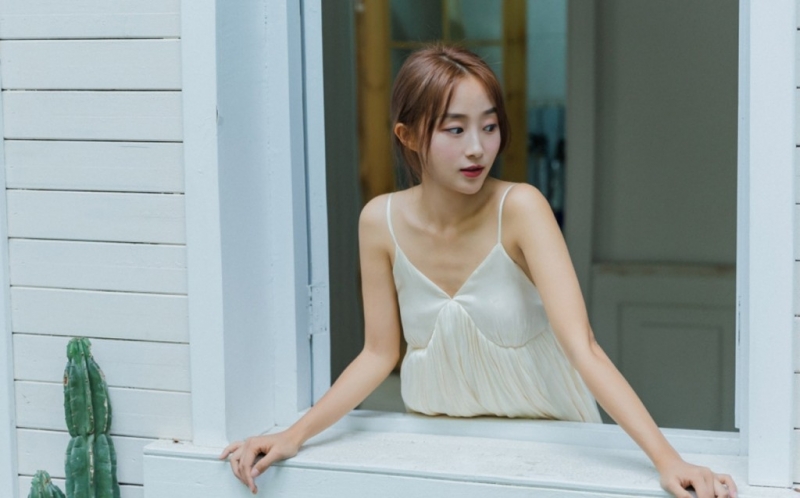 露背吊带白裙美女香肩锁骨写真  第7张