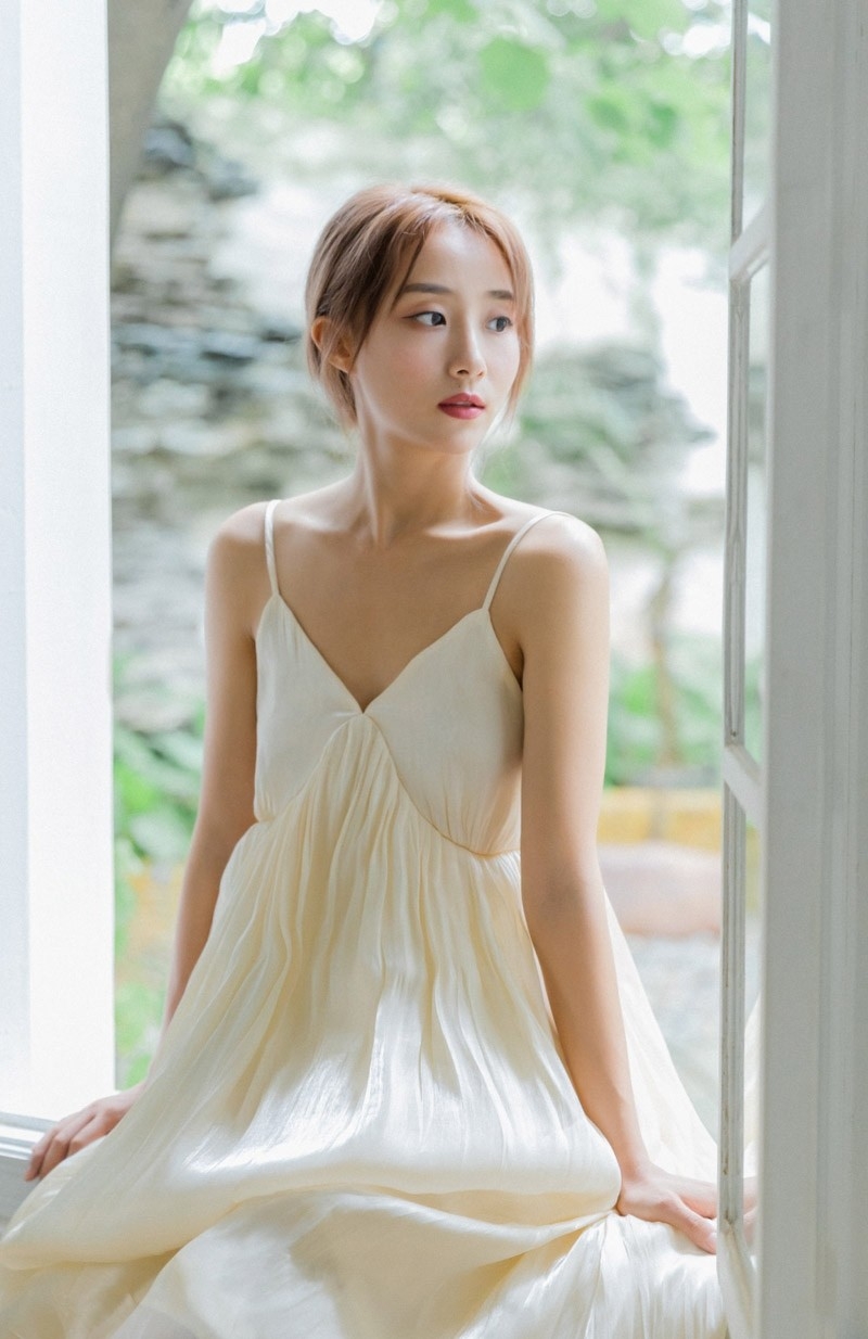 露背吊带白裙美女香肩锁骨写真  第9张