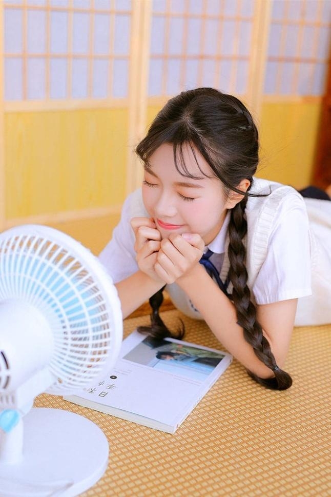 制服美女学生妹韩式麻花辫写真  第1张