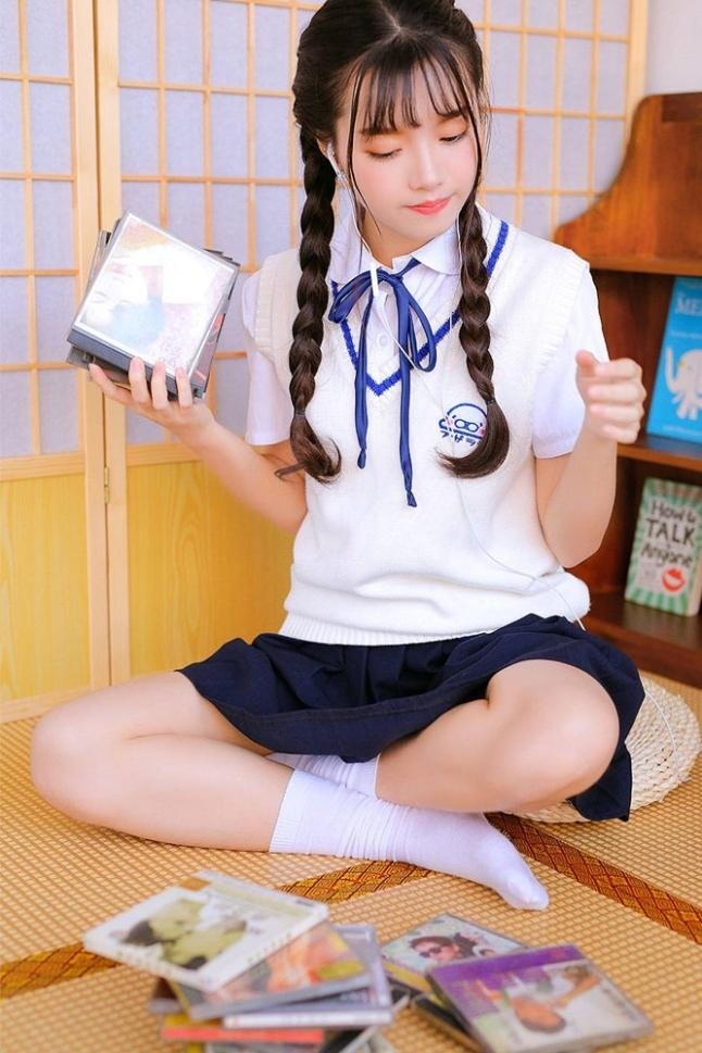 制服美女学生妹韩式麻花辫写真  第2张