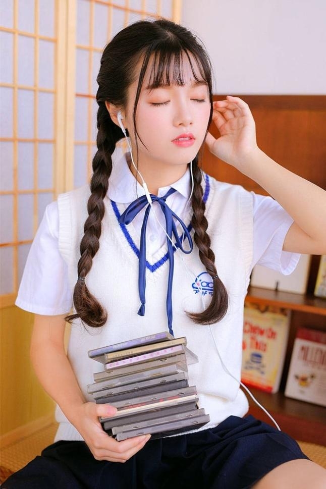 制服美女学生妹韩式麻花辫写真  第3张