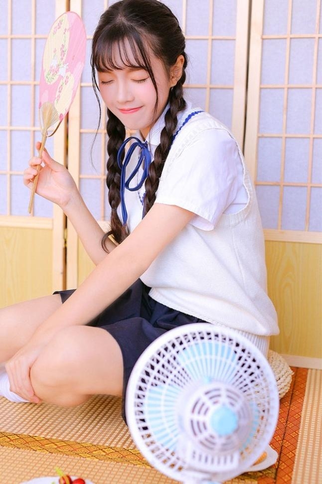 制服美女学生妹韩式麻花辫写真  第4张