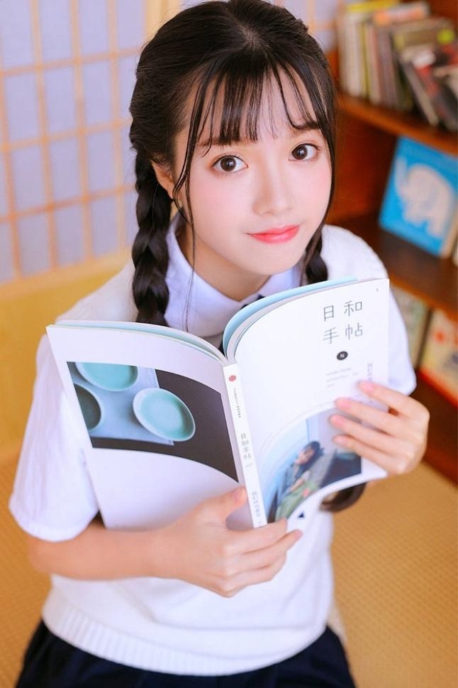 制服美女学生妹韩式麻花辫写真  第5张