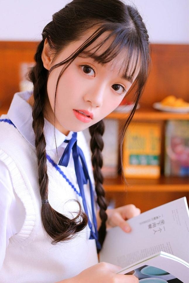 制服美女学生妹韩式麻花辫写真  第6张