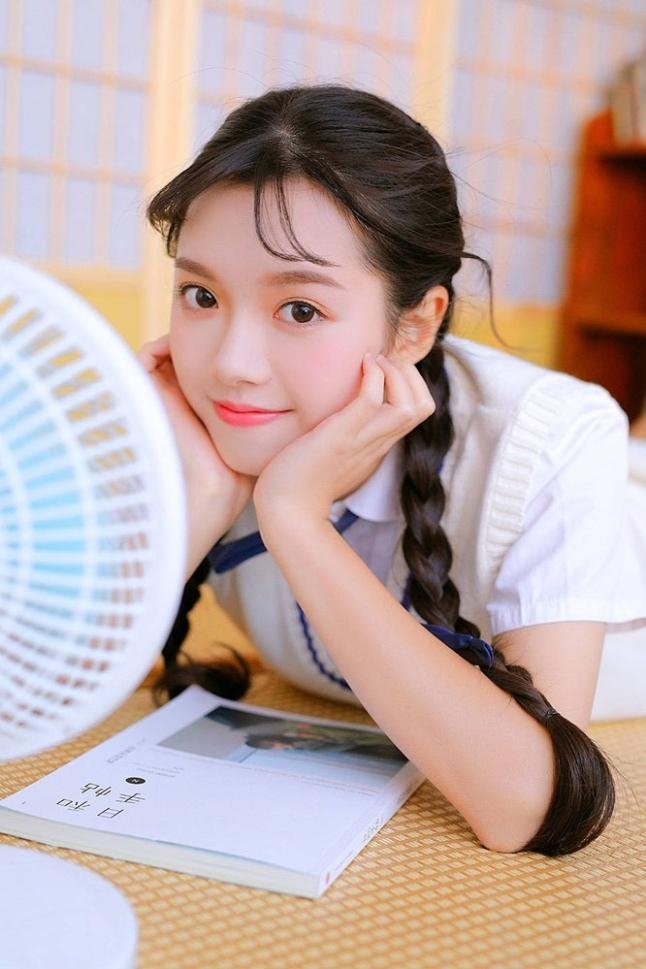 制服美女学生妹韩式麻花辫写真  第7张