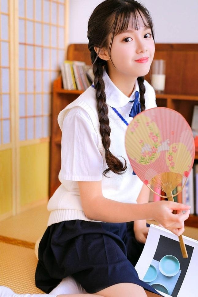 制服美女学生妹韩式麻花辫写真  第8张