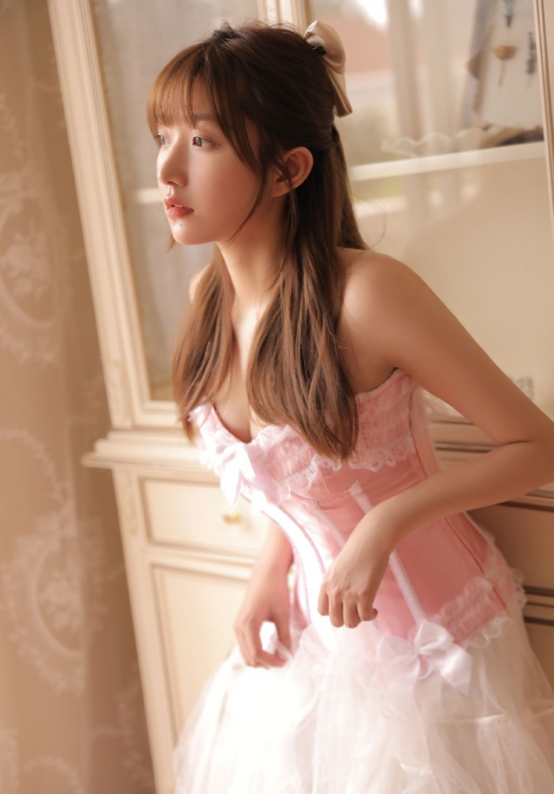 齐刘海美眉粉嫩公主裙私房写真  第2张