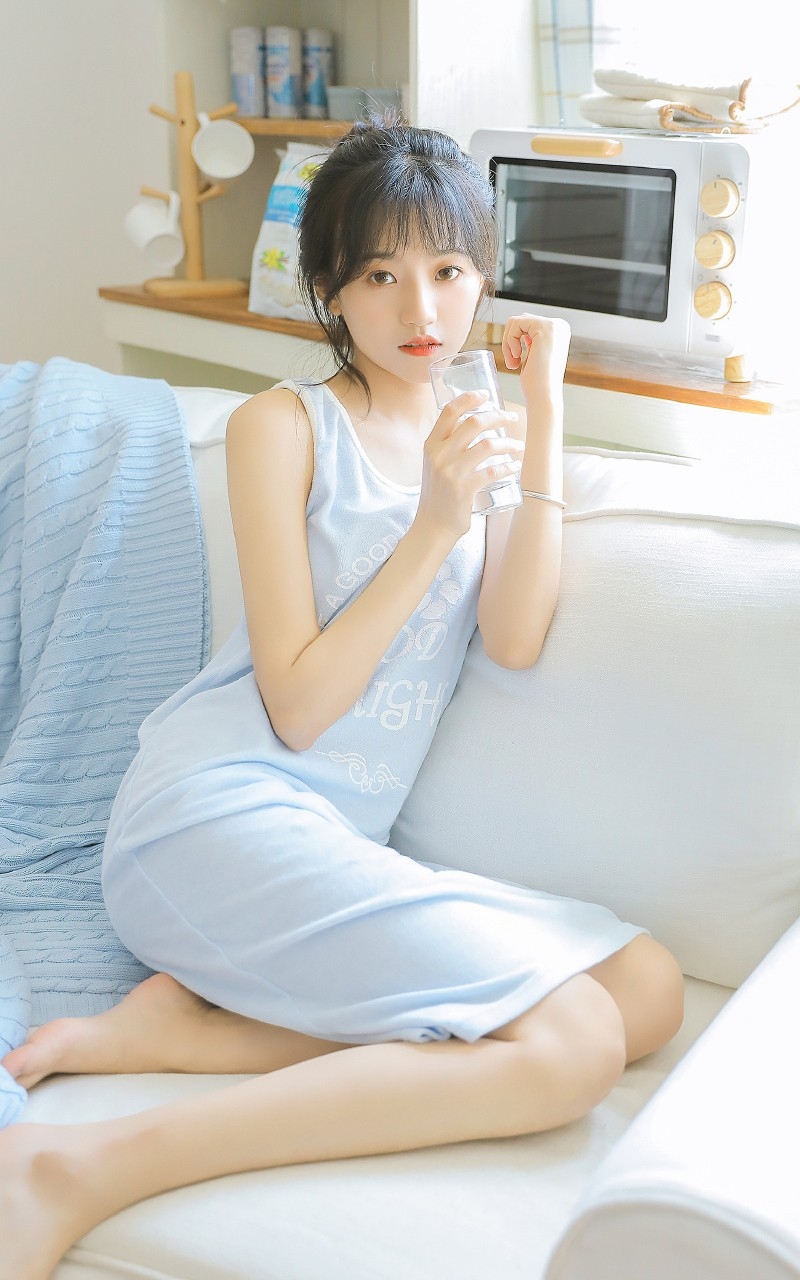 短发妹子背心长裙苗条身材写真  第1张