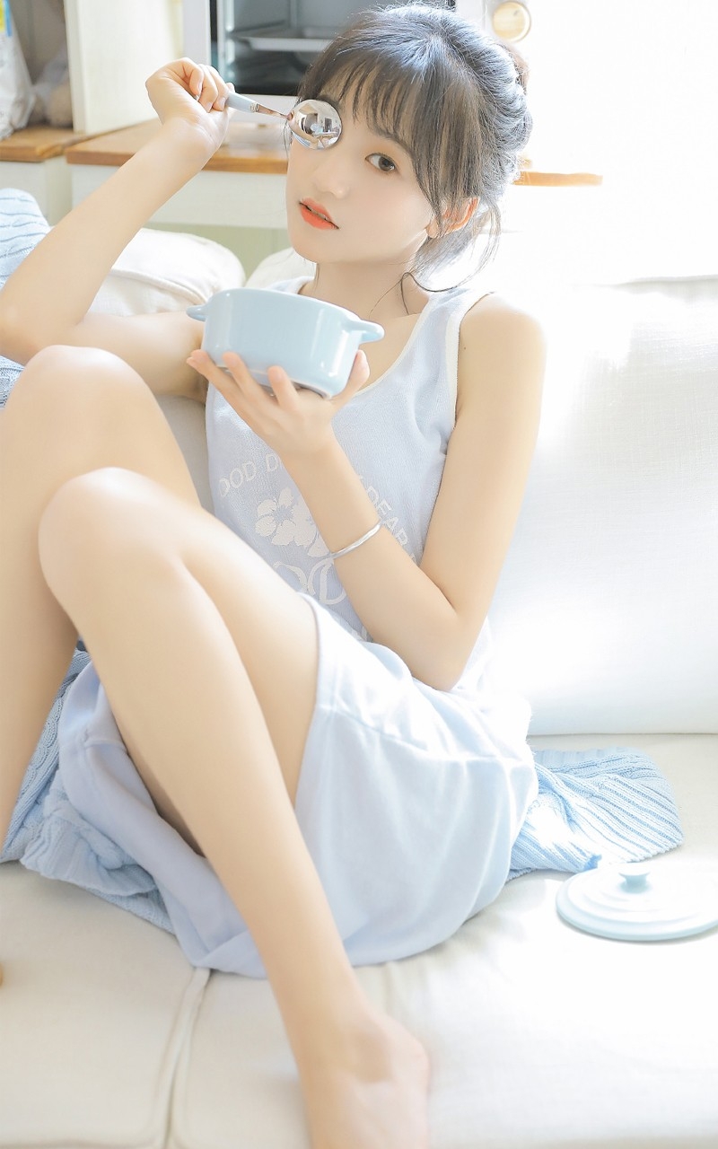 短发妹子背心长裙苗条身材写真  第2张
