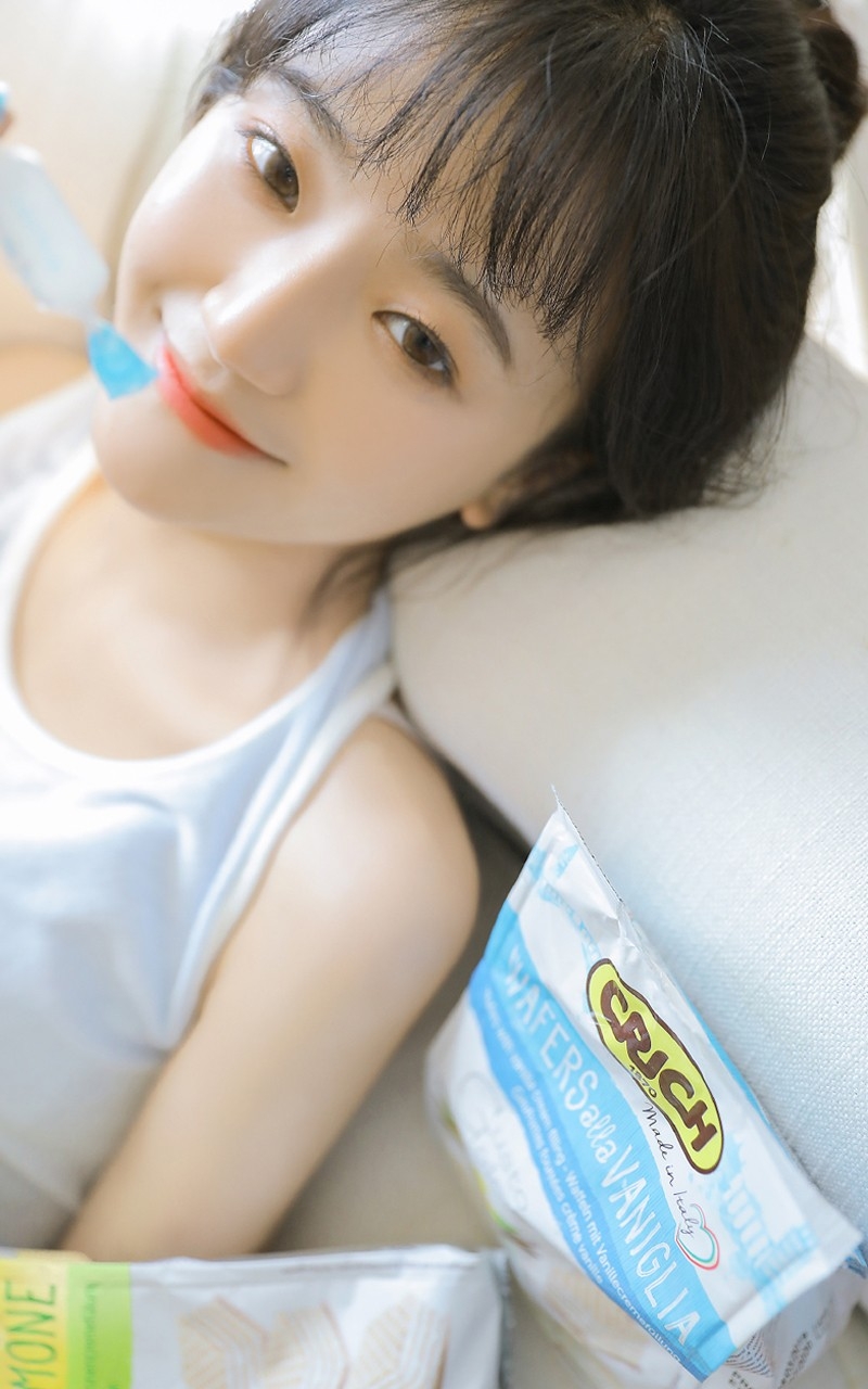 短发妹子背心长裙苗条身材写真  第3张