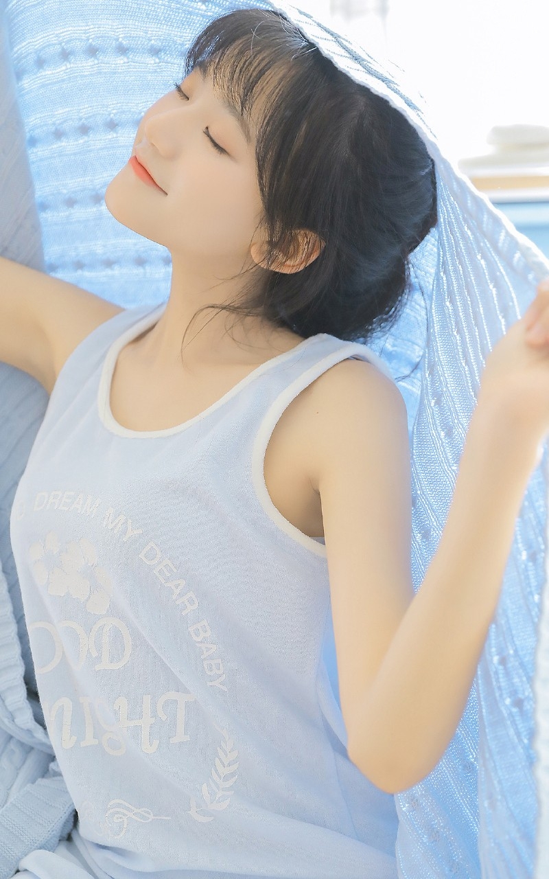 短发妹子背心长裙苗条身材写真  第4张