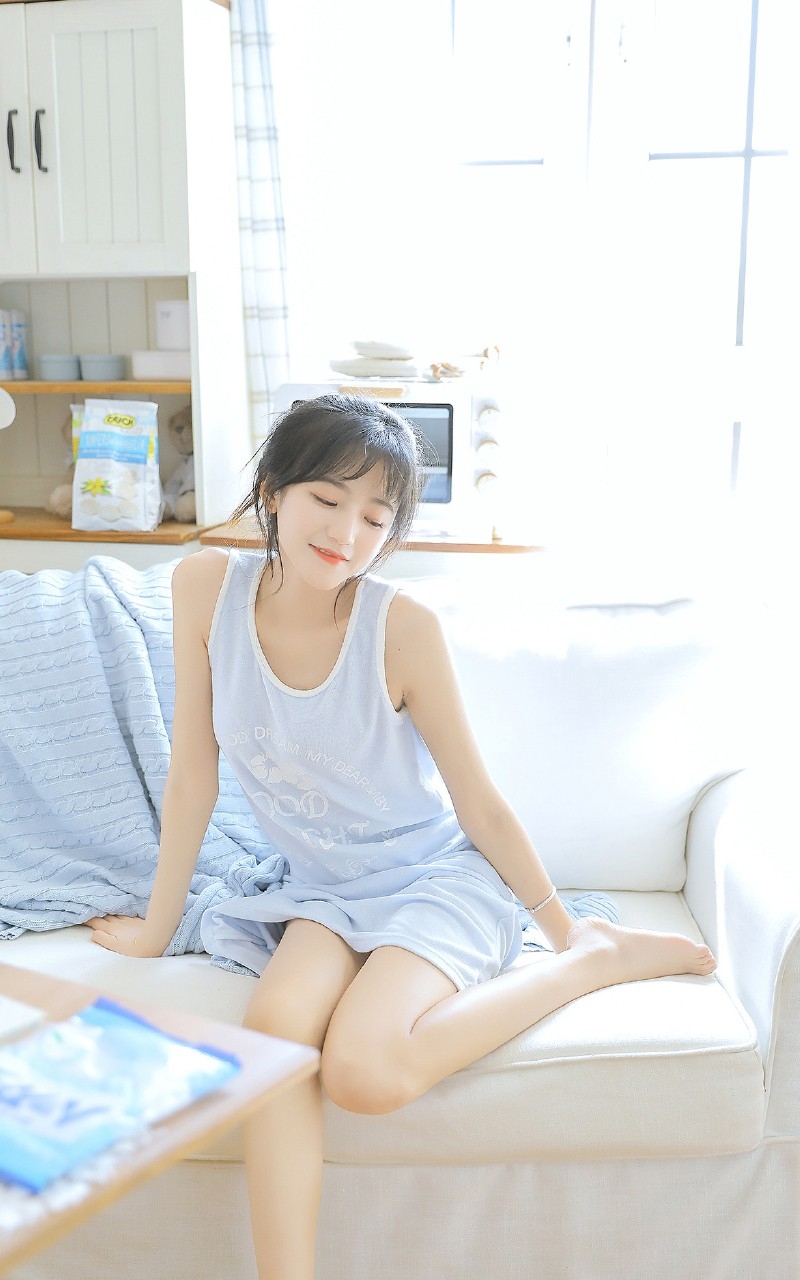 短发妹子背心长裙苗条身材写真  第5张