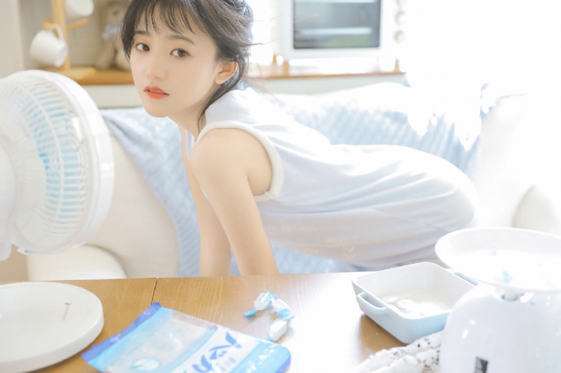 短发妹子背心长裙苗条身材写真  第6张