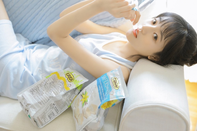 短发妹子背心长裙苗条身材写真  第8张