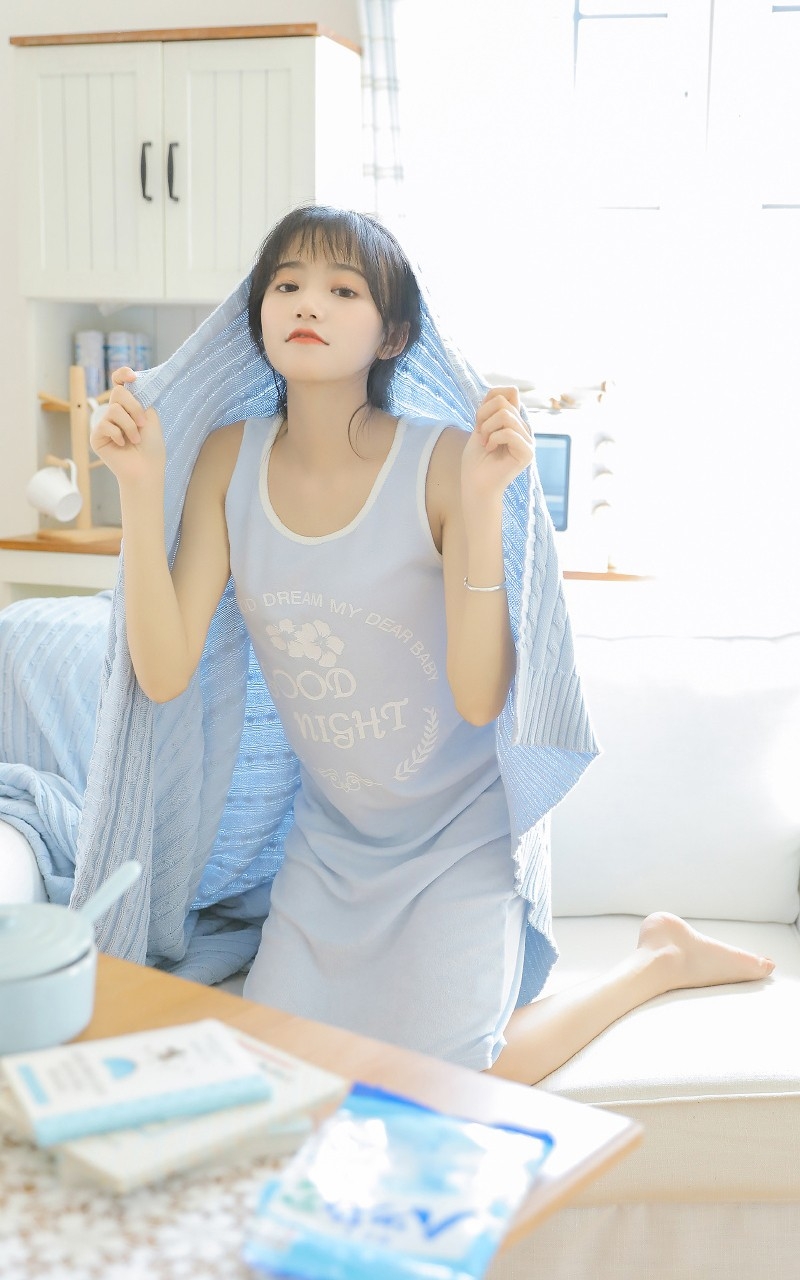 短发妹子背心长裙苗条身材写真  第10张