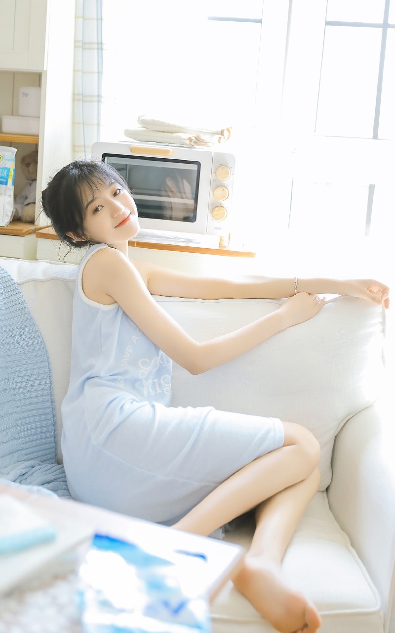 短发妹子背心长裙苗条身材写真  第12张