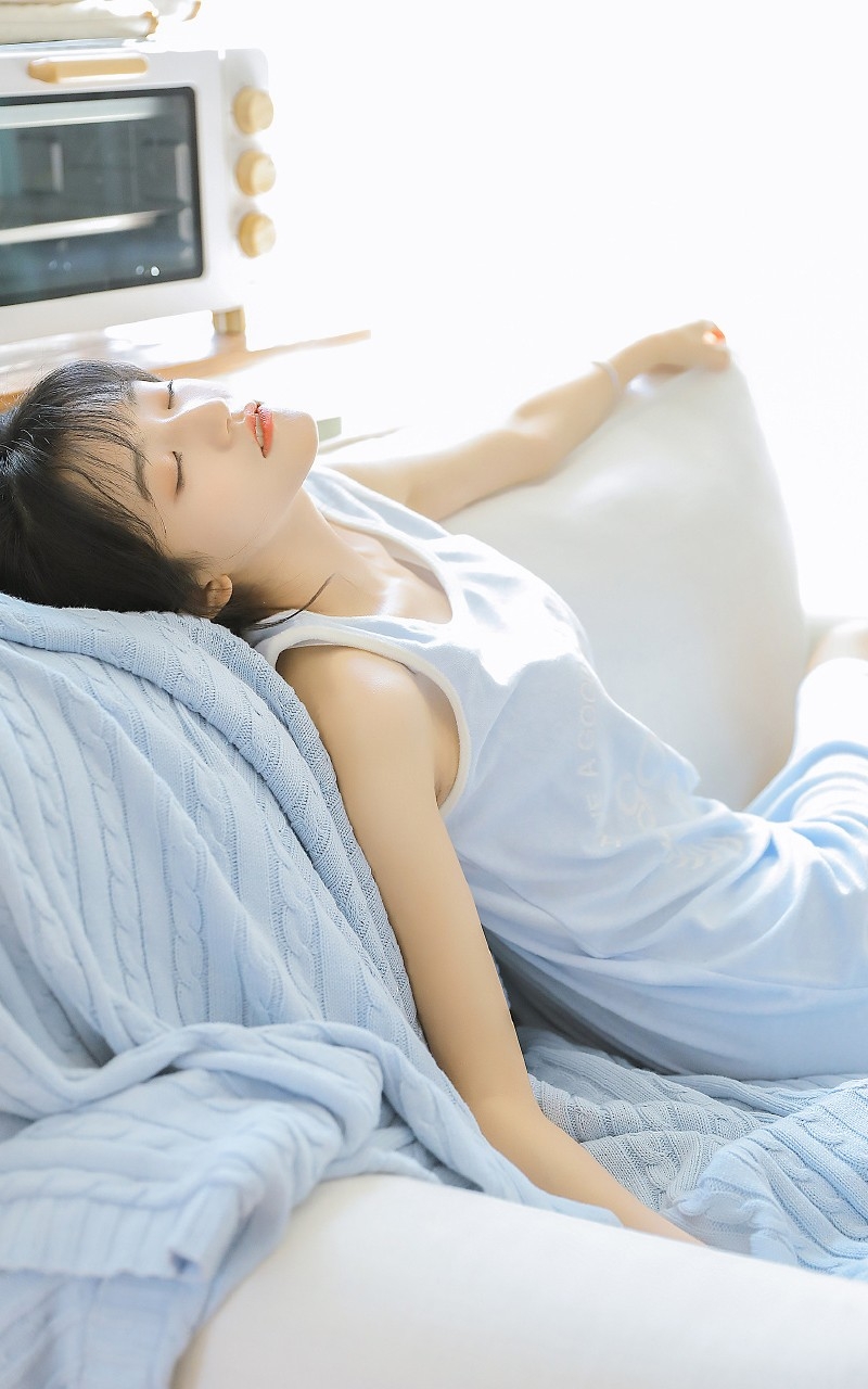 短发妹子背心长裙苗条身材写真  第13张