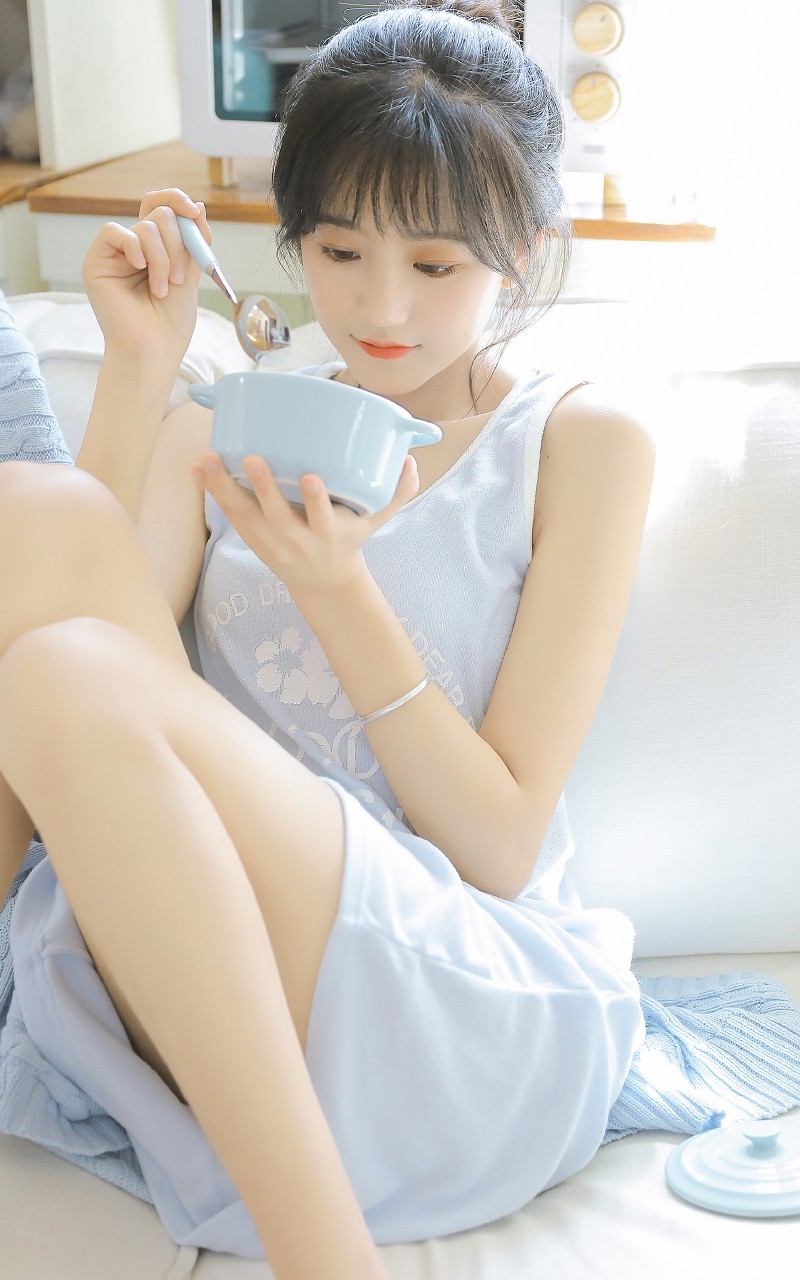 短发妹子背心长裙苗条身材写真  第14张