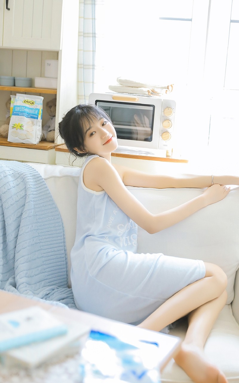 短发妹子背心长裙苗条身材写真  第16张