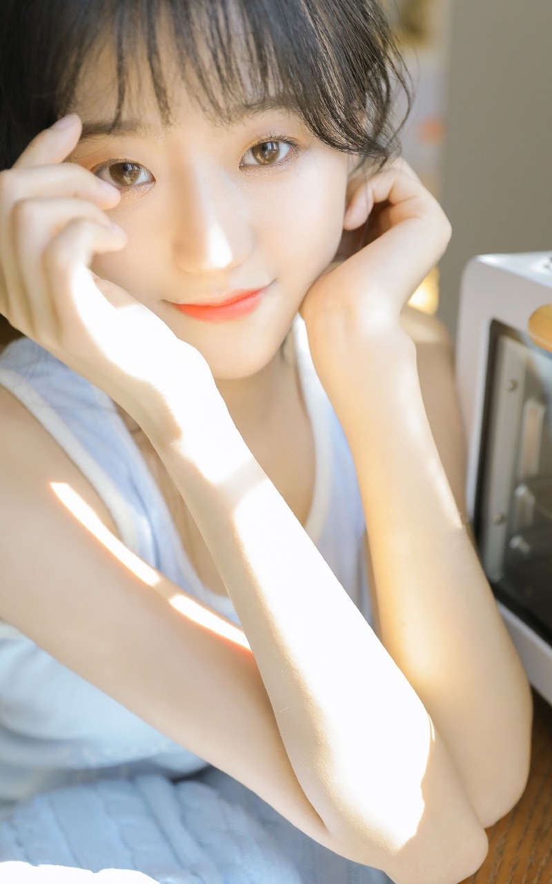 短发妹子背心长裙苗条身材写真  第18张