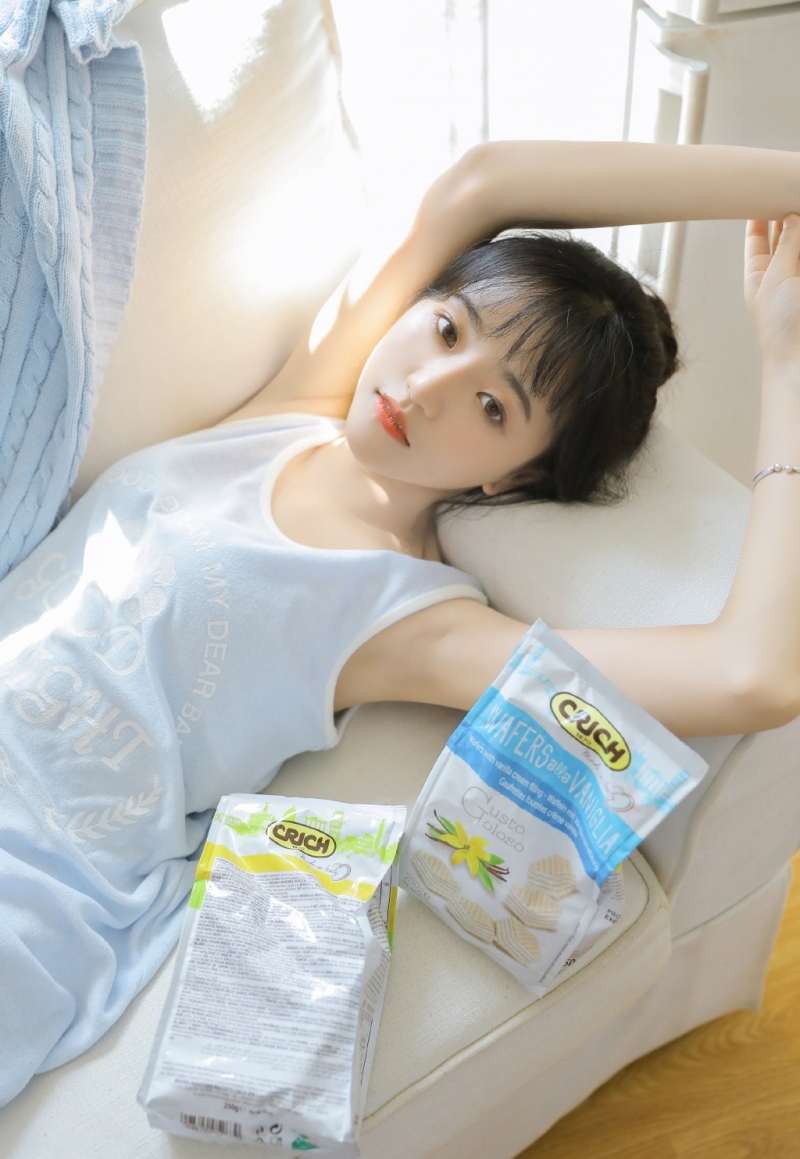 短发妹子背心长裙苗条身材写真  第19张