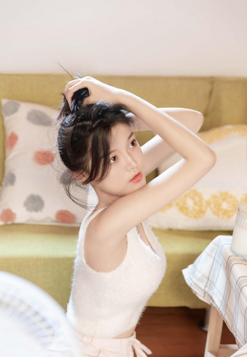 长发美女清新脱俗室内个人写真  第2张