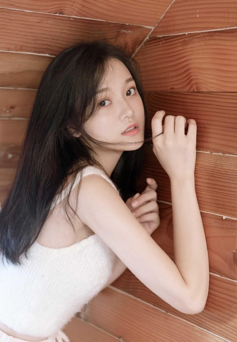 长发美女清新脱俗室内个人写真  第3张