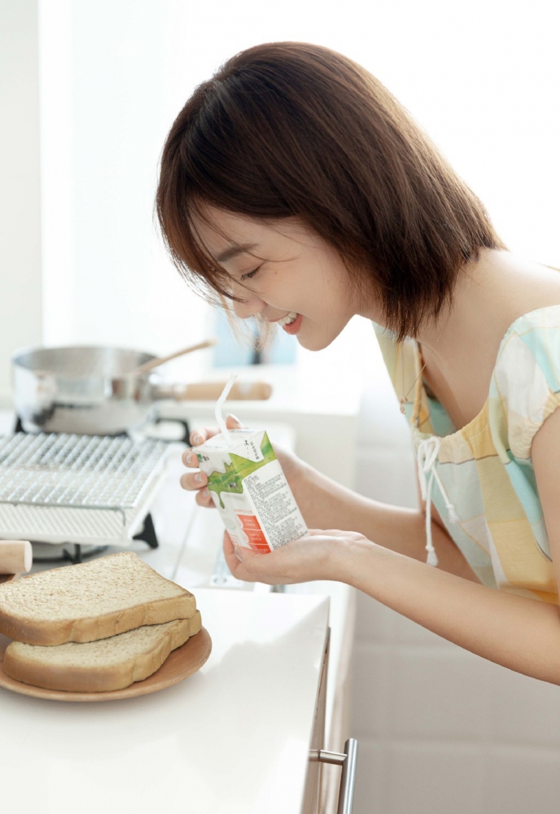 睡衣美女齐耳短发清新可人写真  第5张
