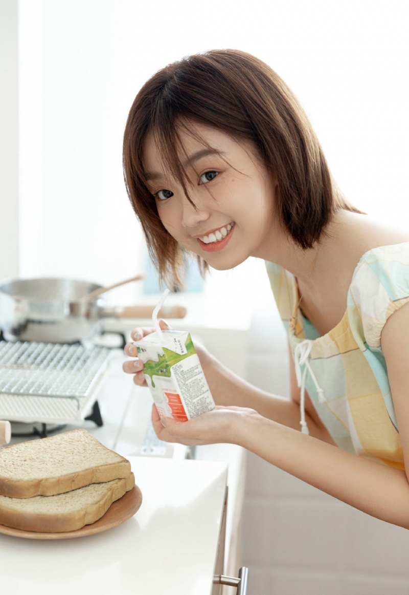睡衣美女齐耳短发清新可人写真  第8张