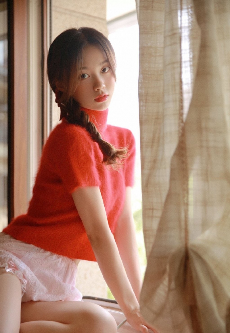 短裤美女修长美腿室内个人写真  第2张