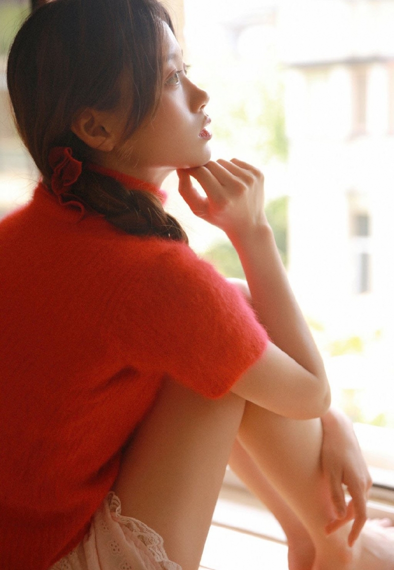 短裤美女修长美腿室内个人写真  第3张