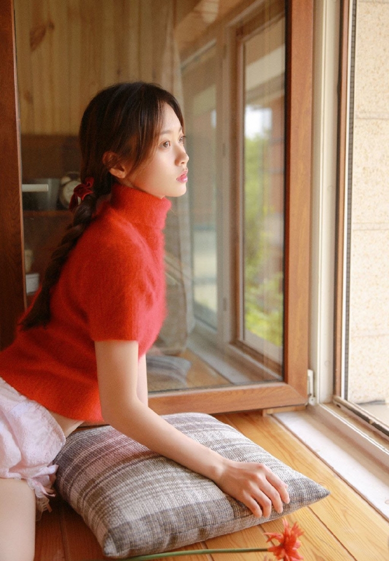 短裤美女修长美腿室内个人写真  第6张