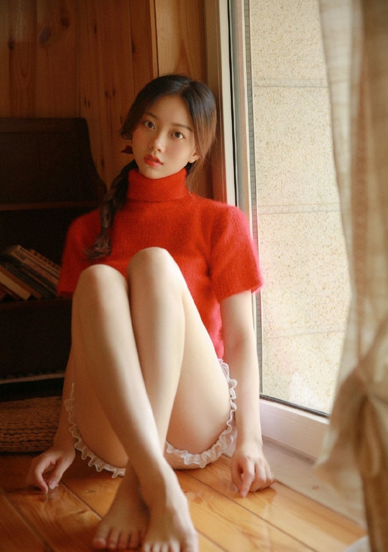 短裤美女修长美腿室内个人写真  第8张