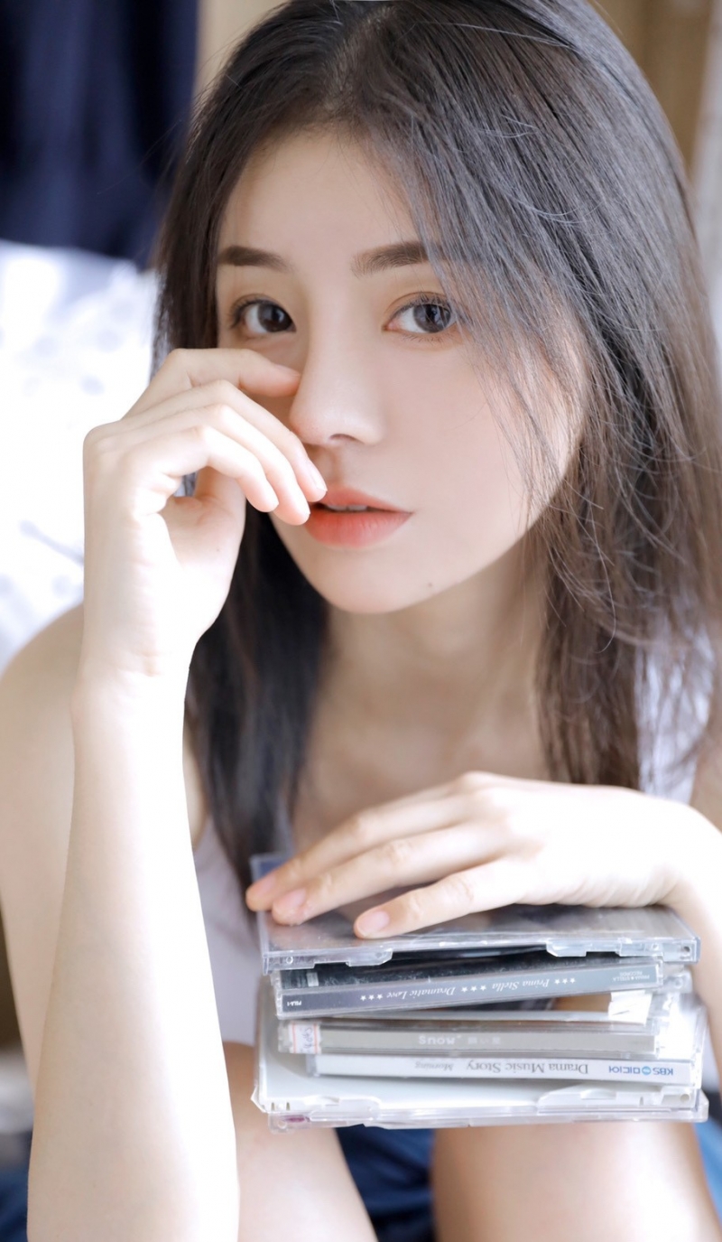 运动服小姐姐白嫩肌肤居家写真  第1张