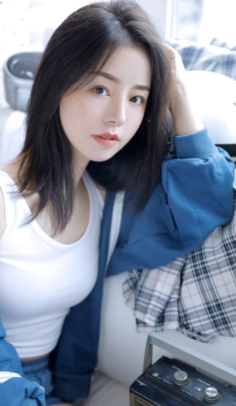 运动服小姐姐白嫩肌肤居家写真  第2张