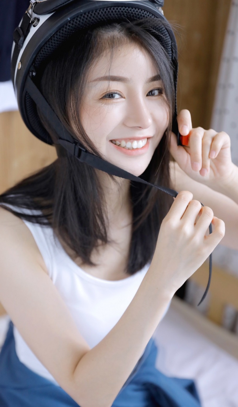 运动服小姐姐白嫩肌肤居家写真  第4张