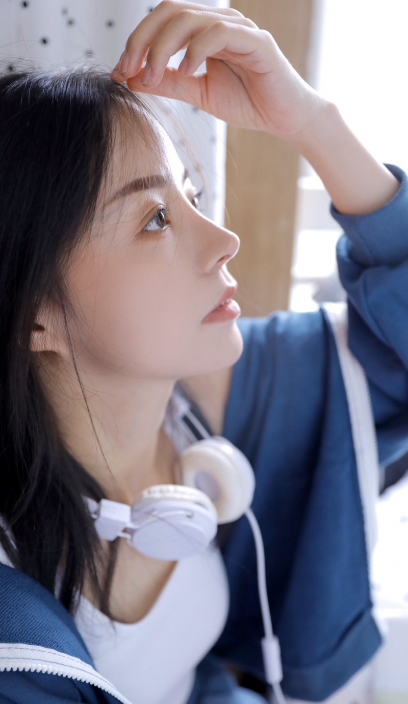 运动服小姐姐白嫩肌肤居家写真  第5张