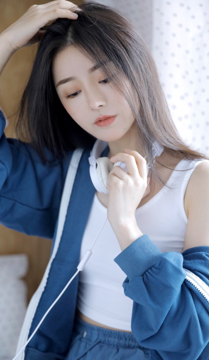运动服小姐姐白嫩肌肤居家写真  第6张