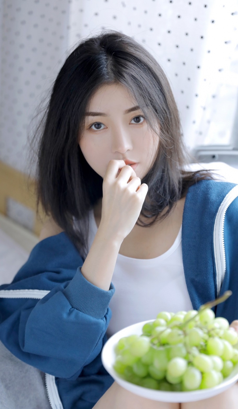 运动服小姐姐白嫩肌肤居家写真  第7张