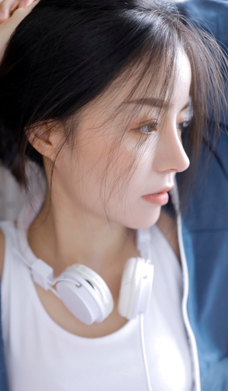 运动服小姐姐白嫩肌肤居家写真  第9张