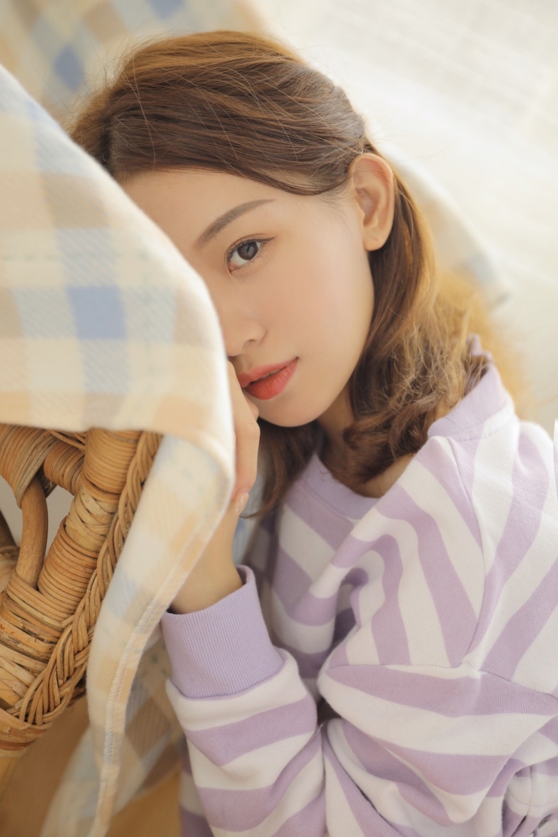 可爱甜心白丝美腿室内个人写真  第1张
