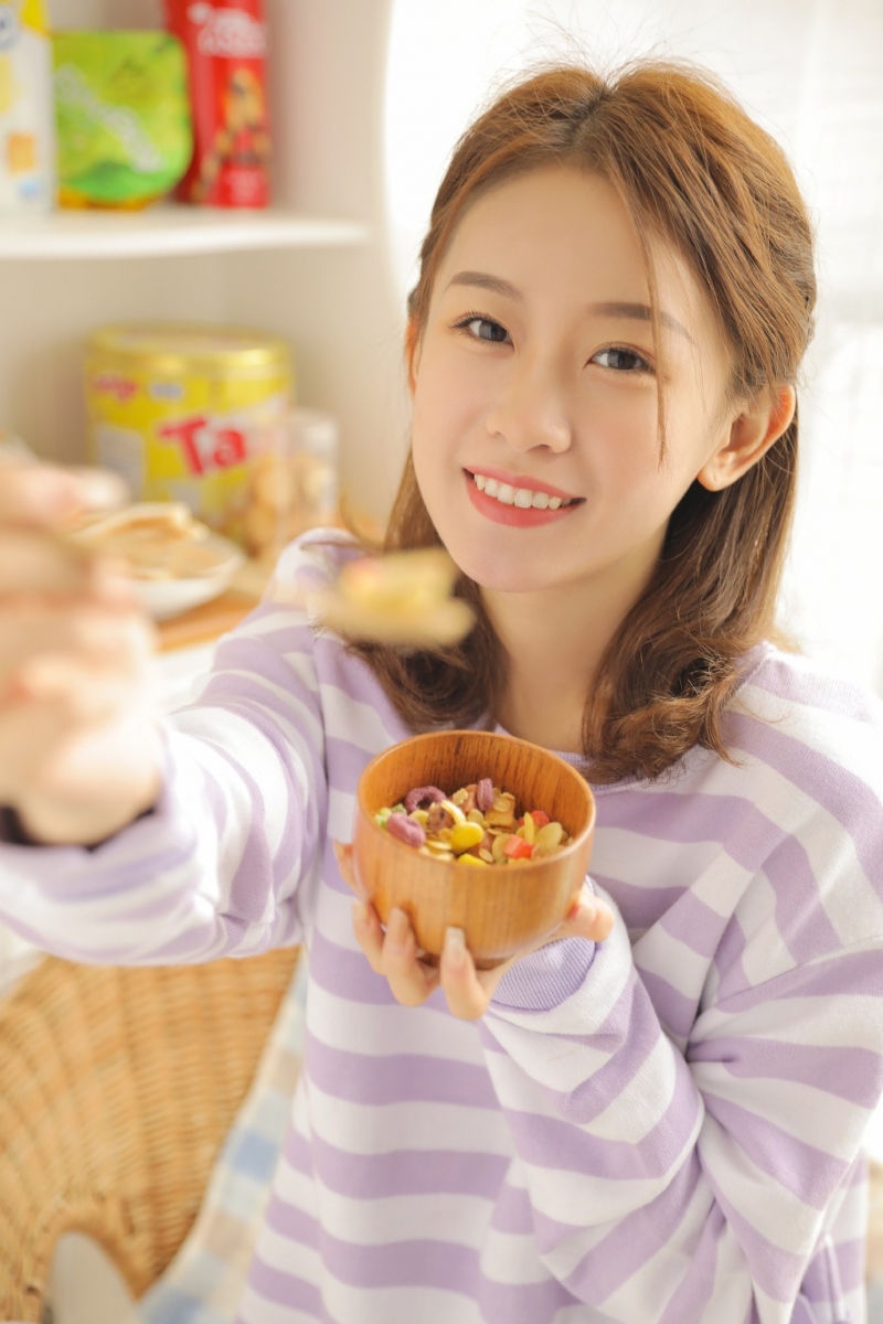 可爱甜心白丝美腿室内个人写真  第3张