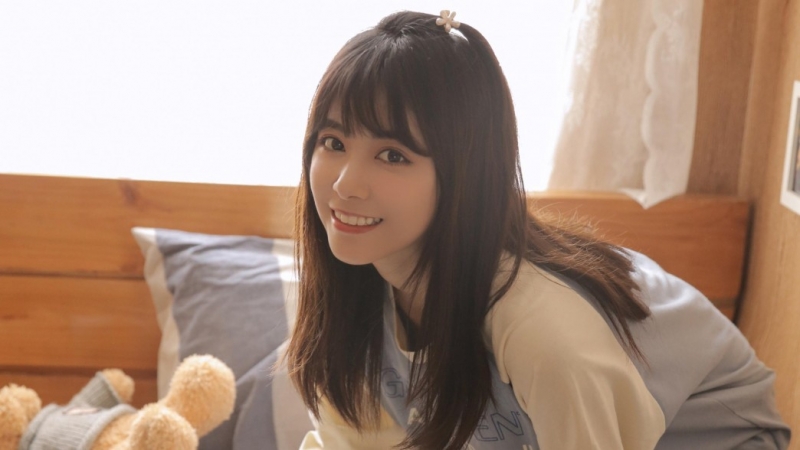 齐刘海萌妹子长发披肩居家写真  第2张
